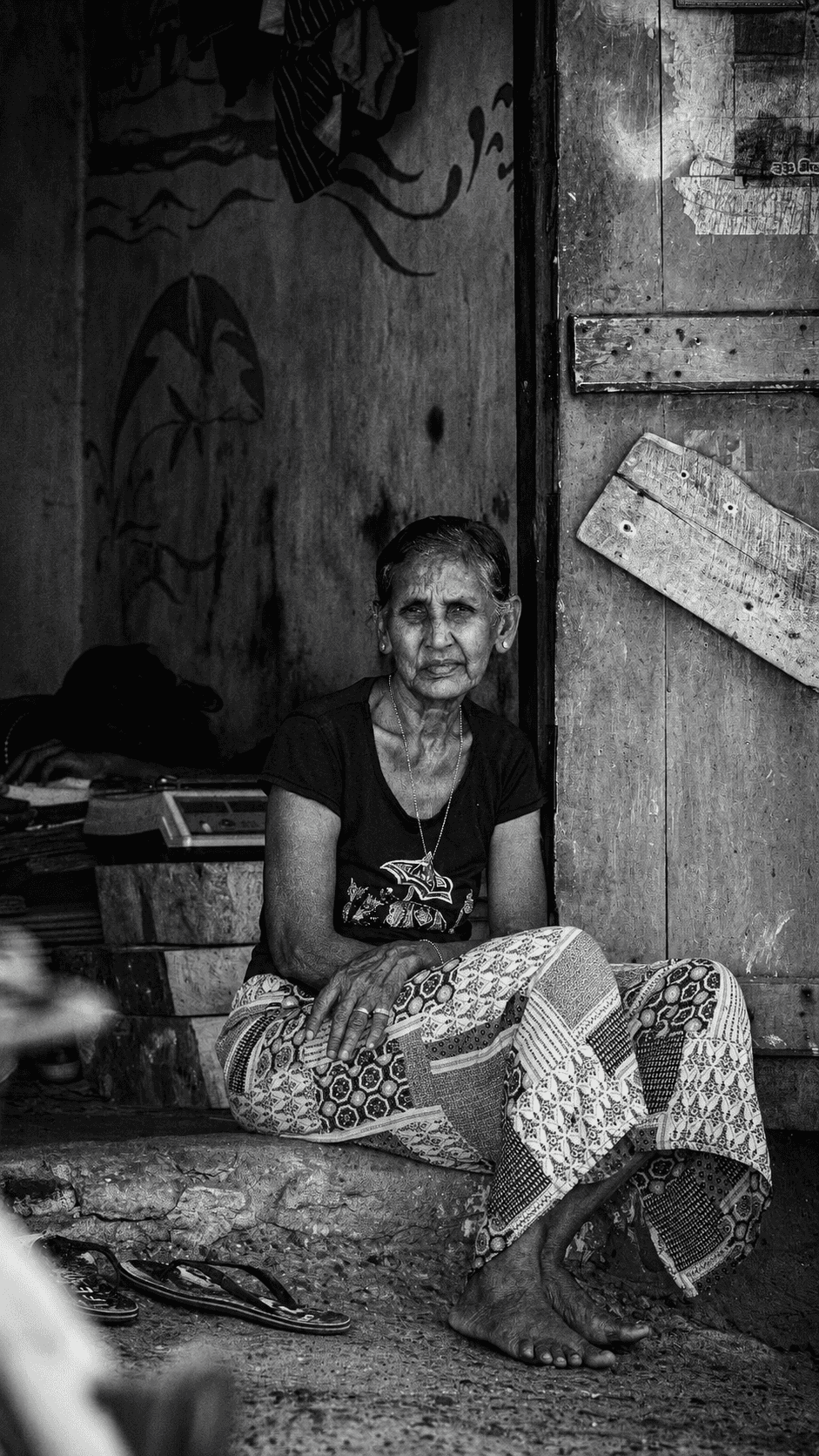 Still Waiting (තාමත් බලාගෙන…) — Environmental Portrait